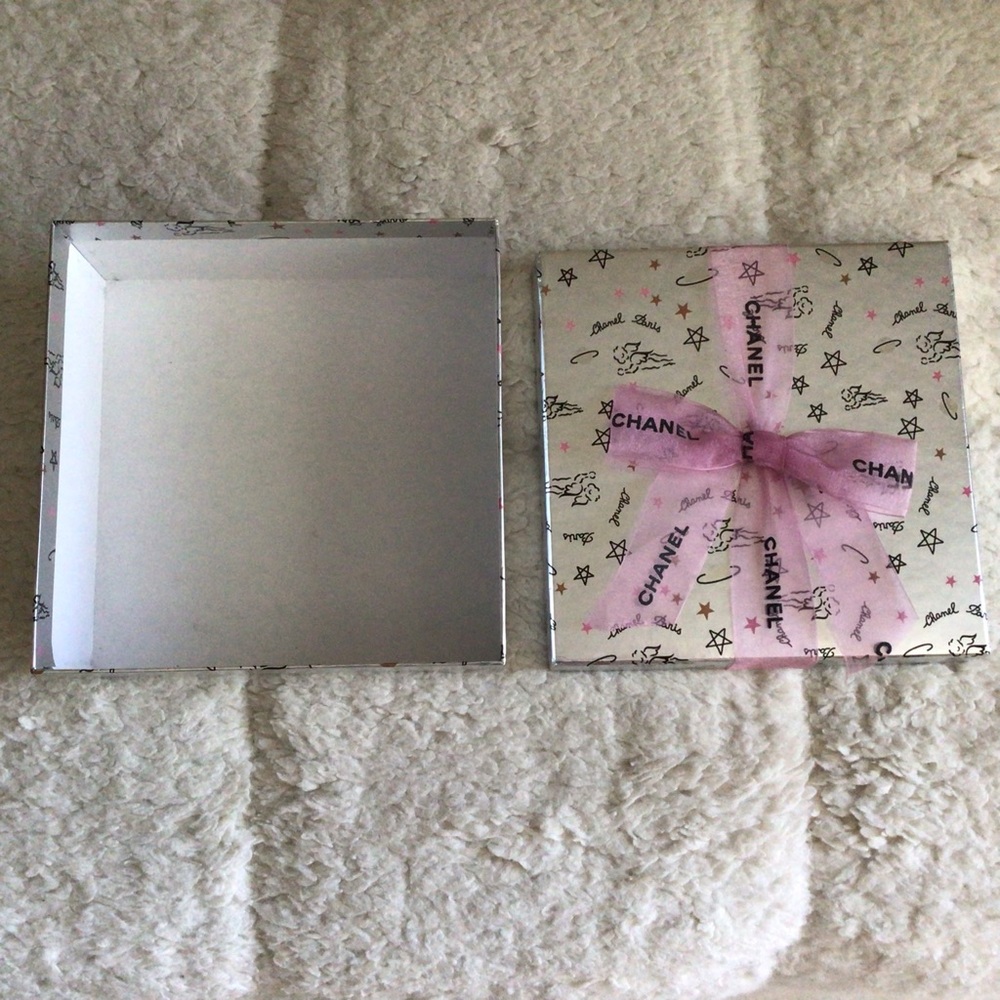 Vintage Chanel Paris Empty Gift Box with Signature Ribbon - Angels and Planets - Picture 7 of 13